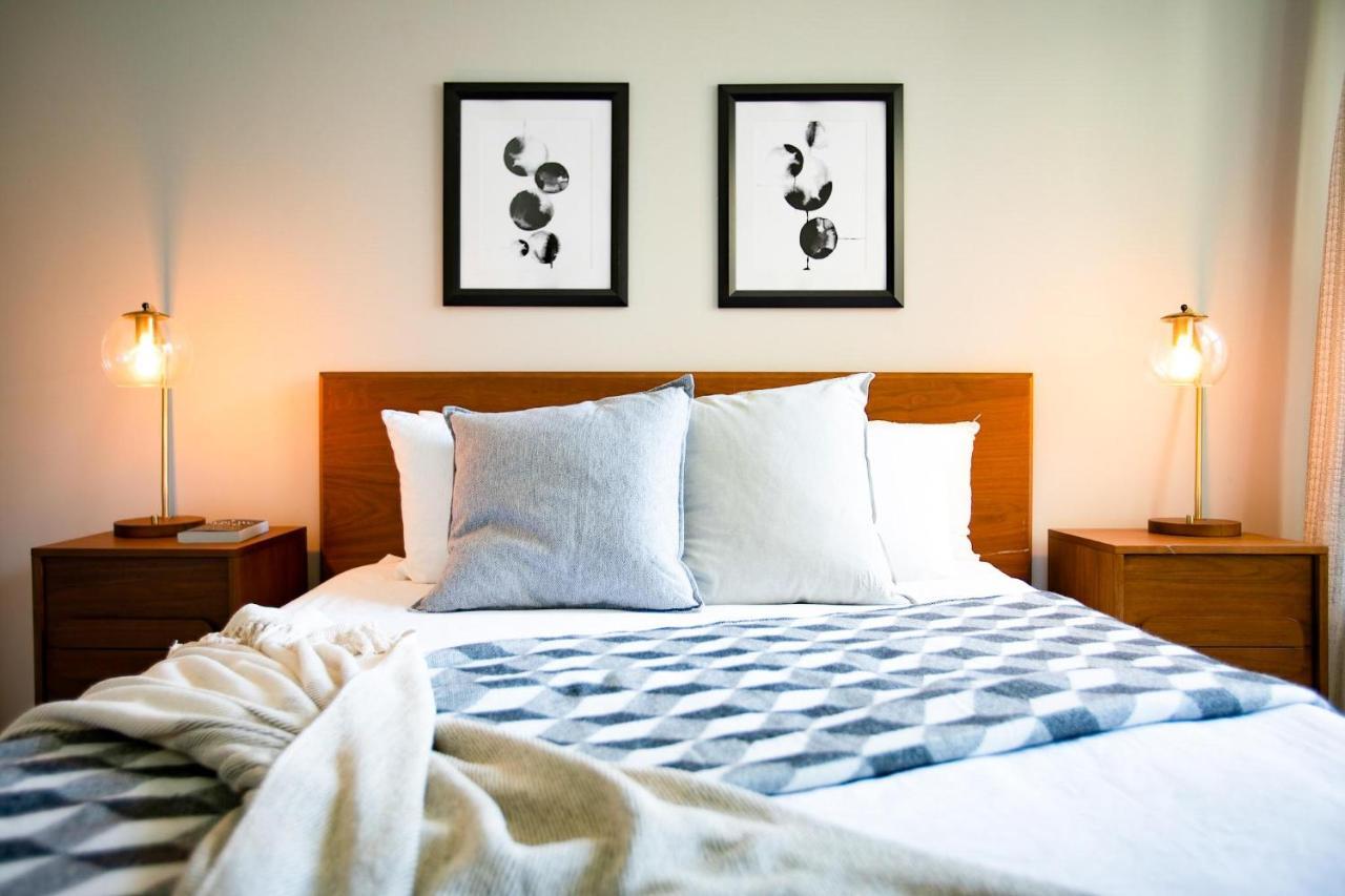 Black Swan - Heart Of Downtown - Midcentury With Patio Apartamento Greenville Exterior foto